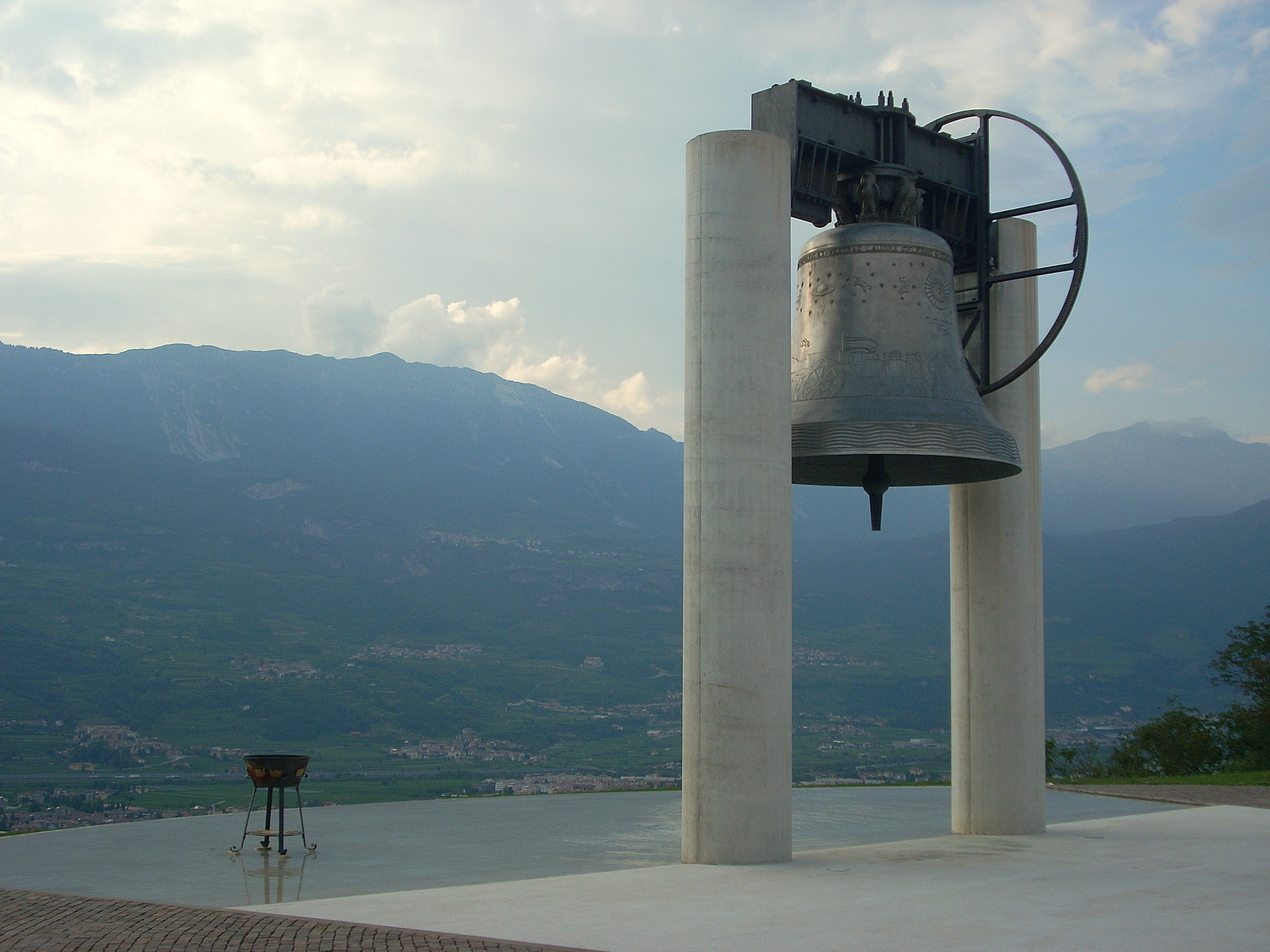 Campana dei Caduti Maria Dolens sul Colle di Miravalle con Rovereto sullo sfondo