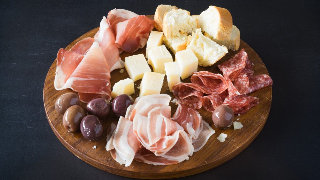 Tagliere con formaggi, salumi e miele trentino su un tavolo rustico